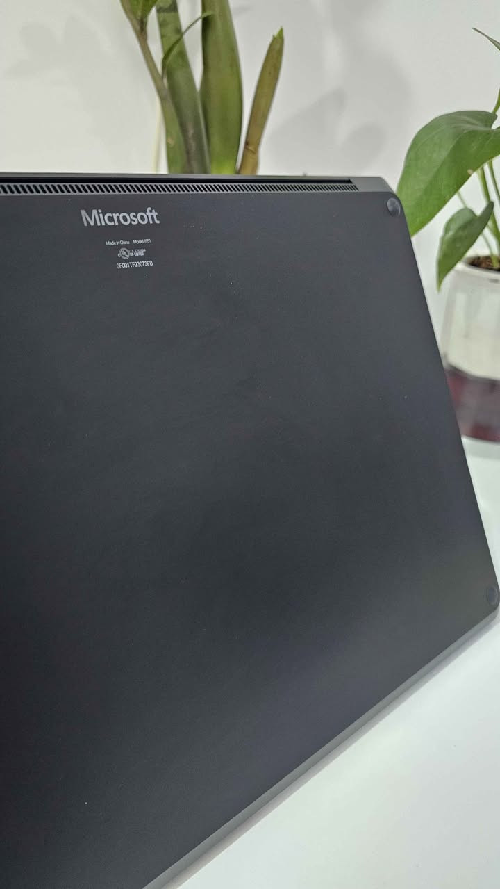 للبيع: Microsoft Surface Laptop 5 – قمة الأناقة والإنتاجية ✨
إذا كنت تبحث عن لابتوب يجمع بين التصميم الفاخر الخفيف والأداء السريع لإنجاز أعمالك أو دراستك بكل سهولة، فهذا الجهاز هو الخيار المثالي لك! يتميز بهيكل ألمنيوم متين وشاشة تعمل باللمس بالكامل.
🔹 المواصفات التقنية للجهاز:

* الشاشة: 13.5 بوصة PixelSense تعمل باللمس، ألوان ساحرة تدعم Dolby Vision IQ.
* المعالج: Intel Core  i7 من الجيل الثاني عشر (منصة Intel Evo السريعة).
* الذاكرة (RAM):   16 جيجابايت لتنقل سلس بين التطبيقات.
* التخزين: 512 SSD فائق السرعة.
* المنافذ: يدعم منفذ Thunderbolt 4 السريع جداً لنقل البيانات والشحن + منفذ USB-A.
* اللون: أسود .

🔹 حالة الجهاز:

*  المستعمل بحالة جيدة .
* البطارية: بحالة جيده جدا مشحون 7 مرات
* بدون بوكس 

💰 السعر المطلوب: 775،000 الف
📞 للتواصل والاستفسار: ***********

https://t.me/epic_store2 بغداد, العراق
