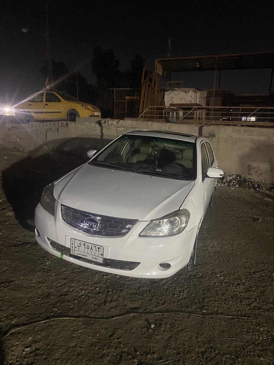 السلام عليكم بيوايدي جي اثري مكينه هونده كير عادي المرغوب بل سوك سياره بنيد بدلوجاملخ  الخلفي بي صبع شبر وربع صابع بصمه ترحيب مري تقفيل وتفتيح بل بيبان اليت زنون صدر كله جديد سياره فول كلشي ما ناقصه بس بيه دخانه خفيفه حيل غير متواجد عل نت تصل ودلل رقم *********** السعر 57  وبيع مجال
