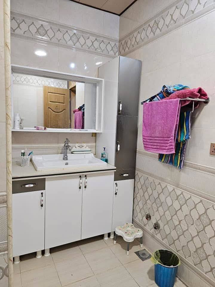 🏛️ للبيع دار فخمة طابو صرف – الحلة 🏛️
📢 طابقين | مساحة 356م² | واجهة 14م
🛏️ تفاصيل الدار:
5 غرف نوم (كلها نظام سويت)
2 استقبال (كليدور ×2)
مطبخ [حار _ بارد]
2 مجمع صحيات
حديقة كبيرة
كراج سيارة
🛣️ مميزات إضافية:
تطل على 3 شوارع
عرض الشارع أمام الدار: 30م
بناء حديث، درجة أولى
موقع ممتاز وراقي
📍 العنوان: الحلة – الجمعية – مقابل مدرسة الحديبية
📌 مكتب الضمان للعقار والمقاولات العامة
متوفر: عقارات للبيع – للإيجار – للاستثمار
عقارات تجارية – سكنية – شقق – بنايات – عمارات
قطع أراضي: طابو صرف – طابو زراعي – دونمات
📞 للتواصل والواتساب:
***********
***********
***********
***********
🟢 ملاحظة: جميع العقارات مضمونة وموثقة بالطابو
