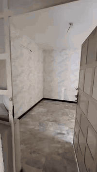 للايجار شقة ط1 درك مريح معزولة وحدهة بل طابق 
سعر الايجار 550 الف 

غرفتين وصالة ومطبخ وخدمات و بالكون امامي و بالكون خلفي 

العنوان 📍 الاعظمية شارع مسجد جلال 

للاستفسار :***********
