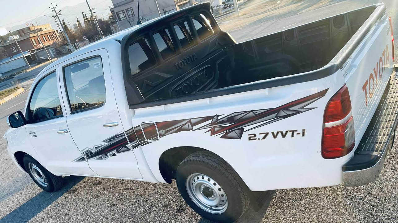 سەرەتا بەناوی خوای گەورە 
مەرزیە ٢٠١٣ 
سەیارەکە تا بڵێی جوان توند و تۆڵە 
سەیارەکە پارچە ڕەشە لەسەر ساخی بەس عارەبانەکەی پارچە ڕەش نیە دەحم و لێدراوی نیە 
سەنەوی ٢٠٣٠ نویە بە ناوی خۆمانەوە
چوار تایەی لۆکی لە ژێر دایە 
کامل سێرڤ کراوە
سەیارەکە ١٣٥٠٠٠ ڕۆیشتووە

*********** بشدار, السليمانية
