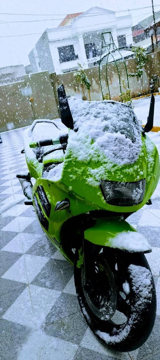 السلام عليكم دراجه بطح للبيع فقط سازوكي قرش 4 سلندر    600cc  السعر :$9 ورقات وبي مجال بسيط للشراي للتواصل ***********
