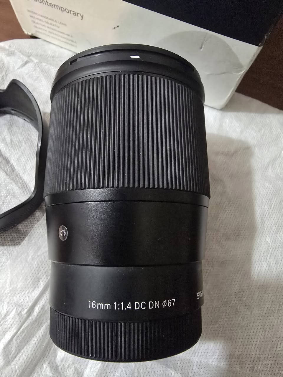 عدسة Sigma 16mm F1.4 DC DN – Contemporary
عدسة وايد أنگل احترافية بفتحة عدسة واسعة F1.4 تنطي عزل قوي وأداء ممتاز بالتصوير الليلي والفيديو.
مناسبة لتصوير الڤلوگ، الطبيعة، الشوارع، والمساحات الداخلية.
البعد البؤري: 16mm
فتحة العدسة: F1.4 (إضاءة قوية وعزل جميل)
حجم الفلتر: 67mm
فئة Contemporary
فوكس أوتو سريع وهادئ
حدة عالية وجودة ممتازة
العدسة بحالة جيدة جداً وخالية من الخدوش نضافة 90% استخدام منزلي قليل جداً
مكاني بغداد - جانب الرصافة 
ملاحظة : نقص غطاء امامي فقط
علق ويجيك السعر ..


**إذا كنت صاحب هذا الإعلان وتريد حذفه لأي سبب، رجاءا أرسل رسالة إلى الدعم الفني**