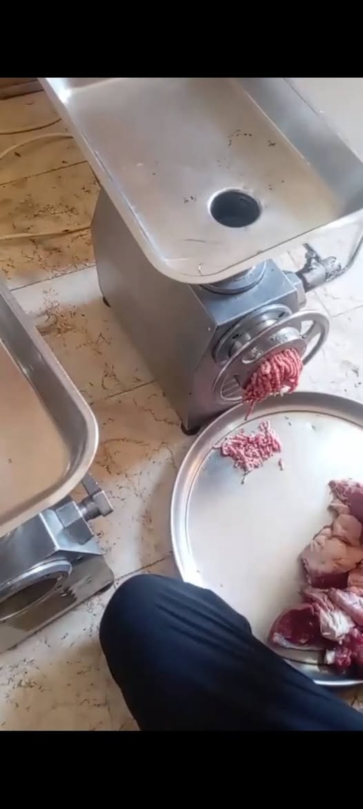 للبيع مثرامه ستيل ٢٢حجمها صناعه تركي نضيفه عله فحص تصال عله رقم ***********

