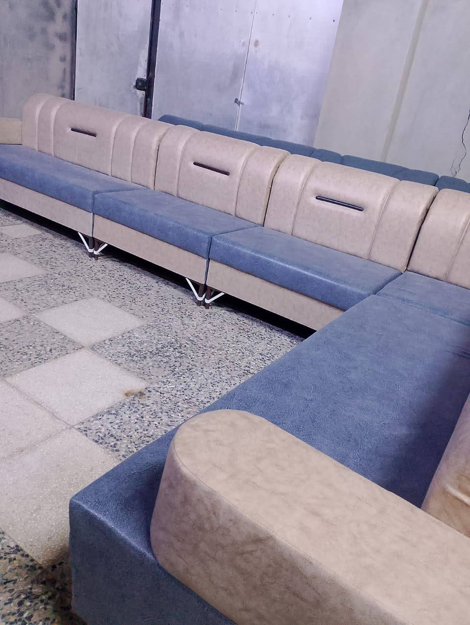 اسلام عليكم ديوان 11مقعد جديد غير مستعمل تسكام كله بلوك اسود وسفنج مميز اولا مكاني  حله نادر الثانيه عله الخدمي ***********واتساب
