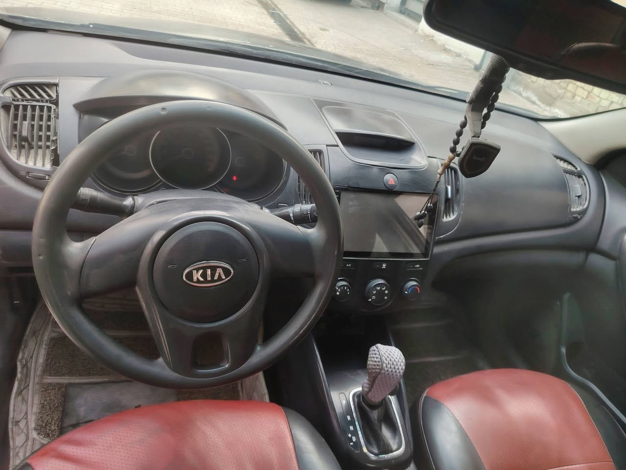 السلام عليكم سياره سيراتو للبيع خليجي بيه تخم تاير جديد ومحركه 1600 دوش بيه خيط تبخير كلش بصيط  سياره جارده كدام عينكم سياره يرادله ترتيب بس سعره 80 وبيه مجال  مكاني بغداد حي تونس رقمي *********** واتساب بيه
