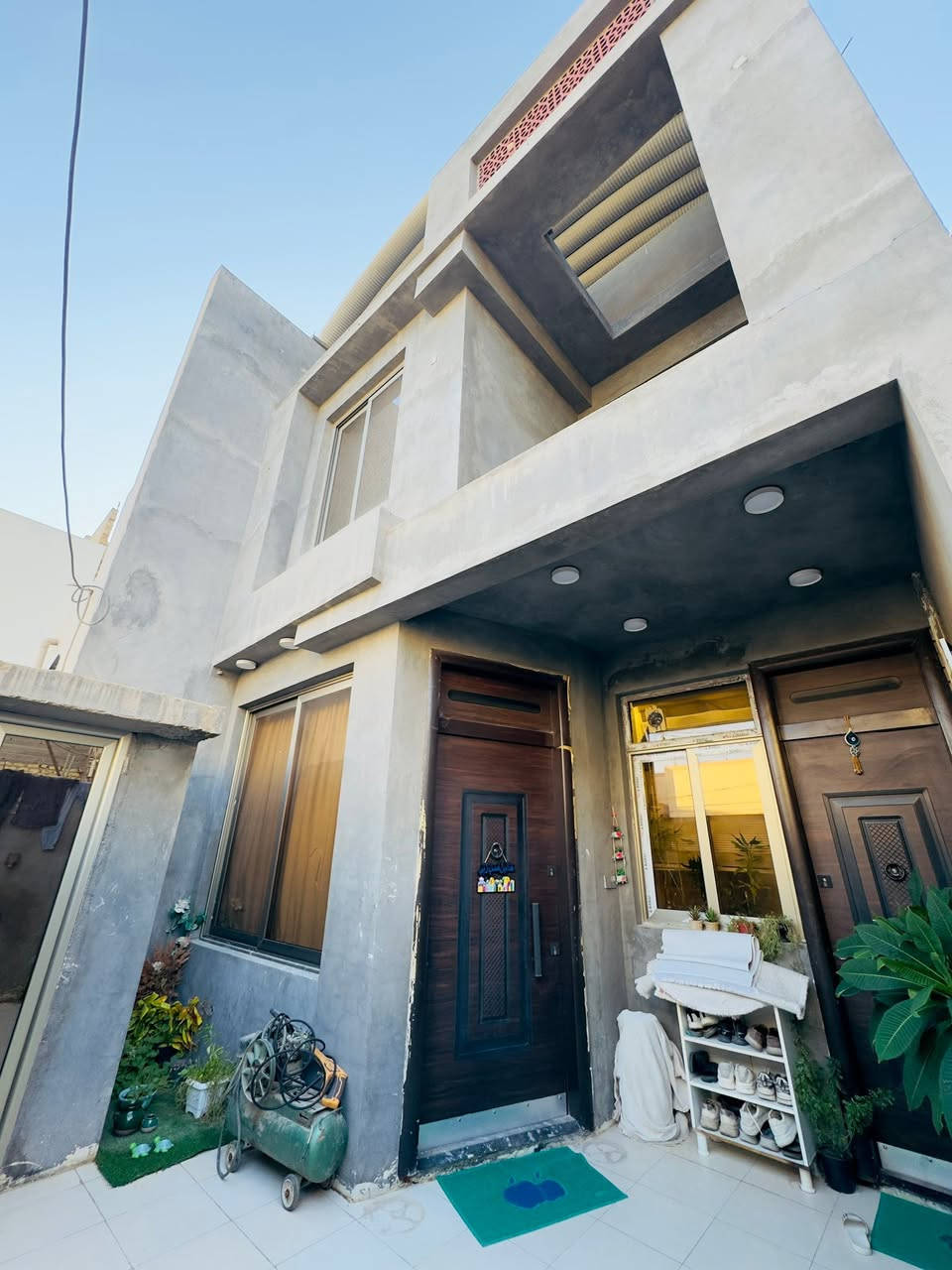 🏡 للبيع – بيت حديث البناء | حي ميسان / الشريط / منطقة 84

فرصة مميزة لامتلاك بيت حديث البناء بتصميم عصري وتشطيب فاخر، جاهز للسكن مباشرة.

📍 الموقع: حي ميسان – الشريط – منطقة 84
🛣️ شارع: 10 متر
📐 المساحة: 125 م²
🏠 طابقين
📏 الواجهة: 6.5 متر

✨ مواصفات البيت:
✅ بناء سنة 2023
✅ سند طابو صرف
✅ 3 غرف نوم (غرفتان في الطابق العلوي وغرفة في الطابق الأرضي)
✅ 3 حمامات
✅ صالة استقبال واسعة + مجلس ضيوف
✅ مطبخ مودرن بتصميم حديث
✅ أرضيات بورسلين فاخر
✅ ديكورات وإنارة مخفية وتشطيبات درجة أولى
✅ جاهز للسكن ولا يحتاج أي مصروف

💰 السعر المطلوب: 230 مليون دينار عراقي (قابل للتفاوض بالمعقول مع الجادين).

📞 للاستفسار والمعاينة: [‭***********‬]
