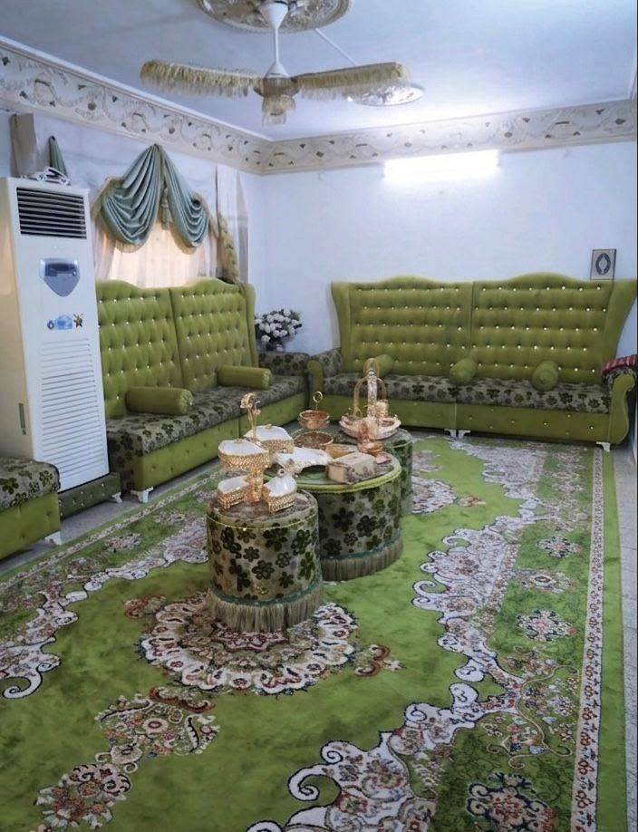 بيت في (حي الزراعه) للبيع قرب ( جامع ابو ايوب الانصاري) مساحته بل طابو ( 365) + واقع الحال (400) البيت مكون من (5) غرف نوم + هول + استقبال + موزع + حمامت (2) + صحيات (3) + (كراج ياخذ سيارتين ) +( حديقه جبيره)  للاستفسار مراسله خاص او عل رقم *********** 🌹
