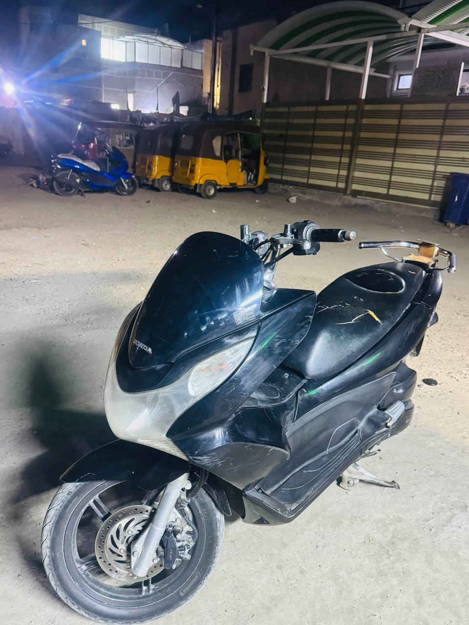 سلام عليكم دراجه 125 pcx  جيل الاول  دراجه مكفوله  مكينه تخبل  مامفتوح برغي    حساس ازدحام   حساس استان كله شغال ما عدى شخوط بصيطه.  مدينه الصدر ***********
