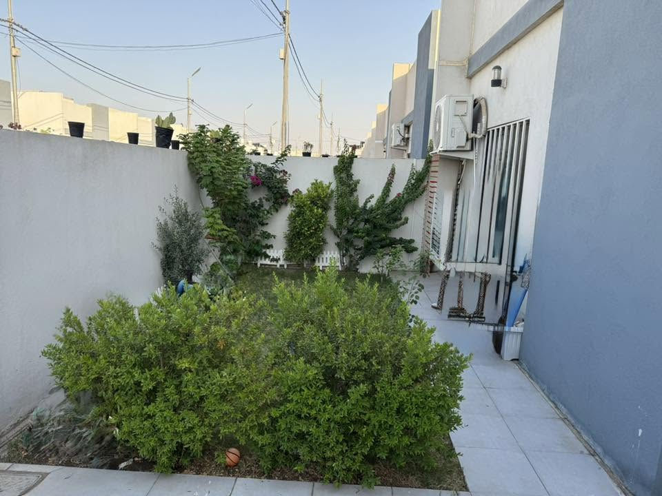 وحدة سكنية في مجمع غدير كربلاء السكني

153 متر مربع 
٢ غرفة نوم 
٢صحيات 
٢منور 
استقبال كبير
مطبخ كبير 
طرمة كبيره
حديقة داخليه وخارجية
المجمع كامل وتوجد فيه جميع الخدمات 
البيت جاهز للسكن ونظيف جداً
توجد فيه اضافات كالديكور في الاستقبال 
وكاونتر تركي حديث واضافات اخرى 
يباع نقداً  
للتواصل ***********
