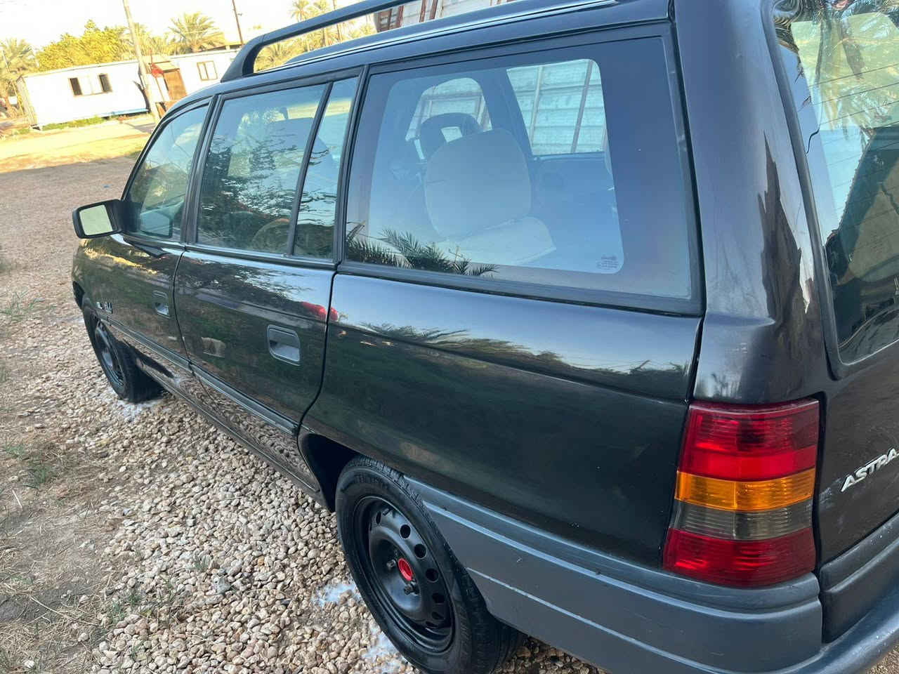 السلام عليكم ورحمة الله 
من رخصة الادمن المحترم 
اوبل استرا  استيشن 
موديل ١٩٩٣
رقم بغداد 
گير عادي 
مكينه ١٦٠٠ نضيفه
حداديه اماميه وخلفيه جديده
السياره بلاديه لاخياس ولا سمكره عل وضع البلاد 
مصبوغه عام جماليه 
داخل جديد 
كهربائيات كله شغاله 
السياره وارد ياباني تبريد اصل بس بي نواقص مايشتغل
تخم تاير جديد 
باتري جديد
السياره جاهزه وين يعجبك اطلع بيه
السعر المطلوب ٤٤ ورقه وبيه مجال 
مكان السياره بابل قضاء الهاشمية 
للاستفسار الاتصال عل الرقم
***********
***********
