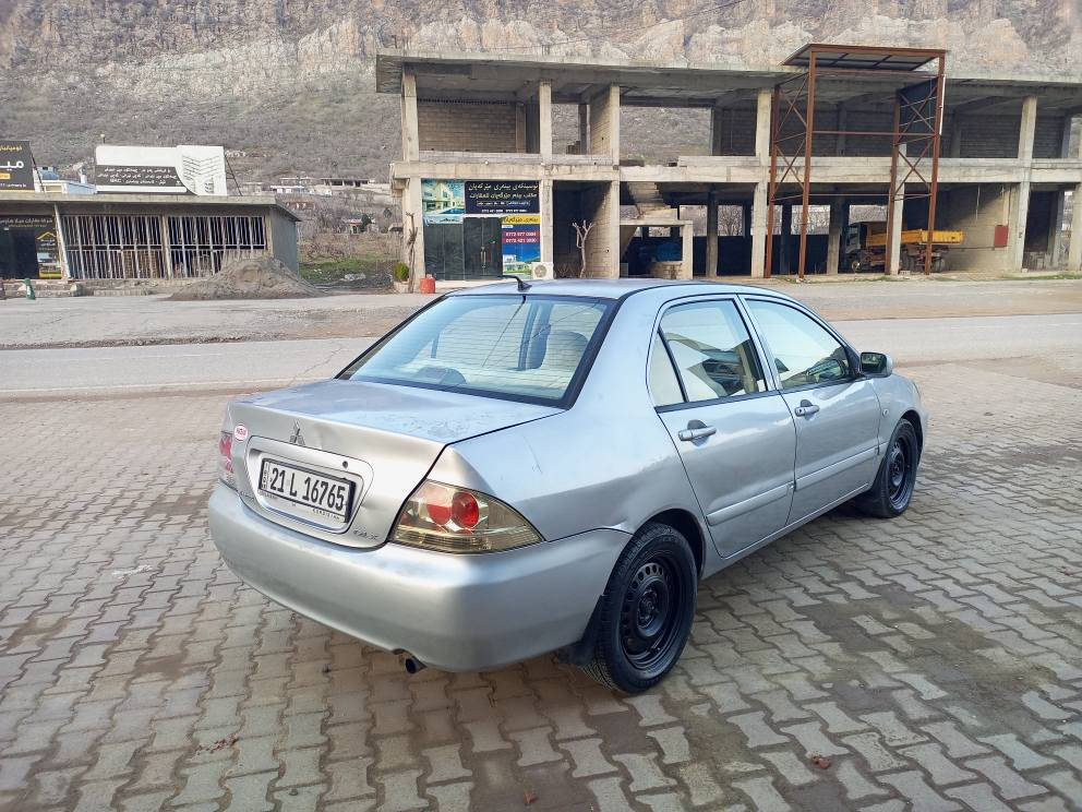 لانسەر مۆدێل 2008
ڕەقەمی تازەیە ژینگەی دراوە 
سەنەوی ٤ مانگە تەواو بووە
٤ پارچەی بۆیاغە بێ هیچ ناو گرتنێک
سۆنەریم داناوە هەموی دیاری کراوە
گێڕو مەکینەو تەبرید و تەقەو ڕەقە 
هەموی بەشەرت 
تەحویل و غرامەو بڕاوەی بەشەرت 
گێڕ عادی ... مەکینە گەورەی بیلاد
ناو زەرد و فۆڕنیکا
٤ جام کارەبا و ئاوێنە کارەبا 
٥٩ گەڵاو معامەلەیەکی زۆر کەم 
لە قەزای دوکانم 
*********** یان *********** دخان, السليمانية
