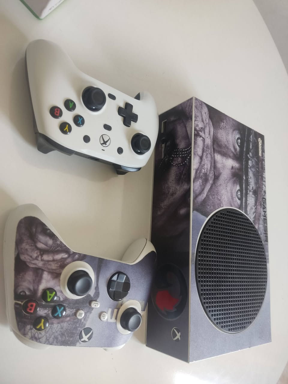 السلام عليكم
اكس بوكس سيريس اس مستعمل مع كامل ملحقاة و جويستك2 اليدة الاصلية و قيم سير توصيل مجاني  السعر 325  او مراوس بلي ستيشن 4 كامل مواصفات

الجهاز شغال نضيف 100 /90 مكفول قسما ابدا مطاب تصليح بس اني فتحته لان به غبرة بسبب تنظيف البيت نضفت بس المروحة ما فتحت فتحة المعالج و الجهاز فول مواصفات 512  گيگا بايت 120 فريم 2k و 4k حسب اللعبة دقة فول و سلاسة فول و يحتوى على مكتبة العاب ضخمة اسمها اشتراك game pass Ultimate تحتوي على اكثر من 2000 لعبة اشتراك شهري ب 5 الاف مضمون بس من خلال توصيتي و تگدر تسوي الحساب مشترك مع اكثر من 3 اشخاص يعني تشتري قيم باس 2 شهر 10الف  انت و صديقك تتقاسمون الفلوس و الكم شهرين بنصف السعر و تستطيع تلعب اجزاء كود بلاك اوبس مجانا من خلال اشتراك القيم باس و مستعمله استعمال شخصي يحتوي على حساب مفعل به اشتراك قيم باس التمت محمل به العاب كود بلاك اوبس 7 زومبي قينشن امباكت ماينكرافت و كم لعبة كذلك مكاني ديالى رقم هاتفي *********** ملاحضة مهمة الجويستك ثنينهن شغالات لكن الجويستك الاصلية تعاني من مشكلة اطلاق النار و التصويب ازرار الشفتات السفلية تشكل و تحتاج صيانة مو مكلفة و الجويستك الثاني القيم سير بعض الاحيان عند تحريك الواير يفصل من الاكس بوكس يجب تحريك الواير مجددا حتى تعمل الجويستك مجددا يوجد توصيل لكافة المحافظات و التوصيل مجاني و السعر قابل للنقاش اقبل مراوس  بجهاز ps4 و فرق طبعا
