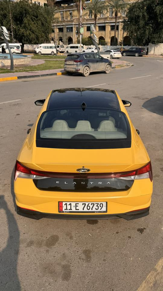 السلام عليكم
الانترا     
موديل 21 جاهزه للاخير كبل لشارع رقم بغداد انكليزي تكسي قماره بلاد بدون صبغ 
السياره ماشيه 135 ميل 
حادثه مثل مموضح 
بس بنيد ومبدل نفس لون 
بدون ايرباك
نص مواصفات
بصمه دخول ويدات ترحيب 
كشن تدفئ 
لد امامي ولايت زنون نهار 
ويل مصبوغ حراري وتاير Hloo 
كامره خلفيه
 تحديد مسار + نقطة عمياء+سياقه ذاتيه تحسس ازدحامات
مانع انزلاق 
ورادار امامي وخلفي وجانبي
شاشة  كبيرة تدعم كار بلي واندرويد اوتو + شاشه اعطال 
ثلاثة انظمة قيادة 
تحكم ستيرن كامل 
كروز سرعة 
محرك 2000  دوش ‏جديد حاويه 
كير بلادي وتبريد منضومه كامله انجماد 
السياره مدوشمه ارضيه وسفريات ومقاعد وجنطه ومغلفه السياره داخله كله
اسياره علئ البلاد وكرفتها كلش حلوه 
سياره جهازه وصفاحها موس وكبل للشارع وجديده بالعافيه علئ الي ياخذها
سعرها 155 وبيها ممجال كلش بسيط لان منضومه تبريد ومكينه حاويه على يدي وعندي وصل بيهن 
عنوان بغداد الاعظميه 
ممتواجد علفيس رقمي 
***********
