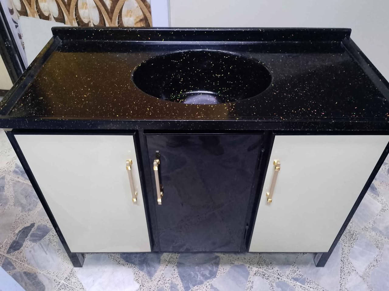 سنك متروعشرين مرمر 160الف جديد مبطن الابواب طبقتين ومغلف بلاستيك من الداخل ضد الماء شغل تزكام توصيل موجود جميع مناطق البصره حجز وتساب *********** البصرة, العراق
