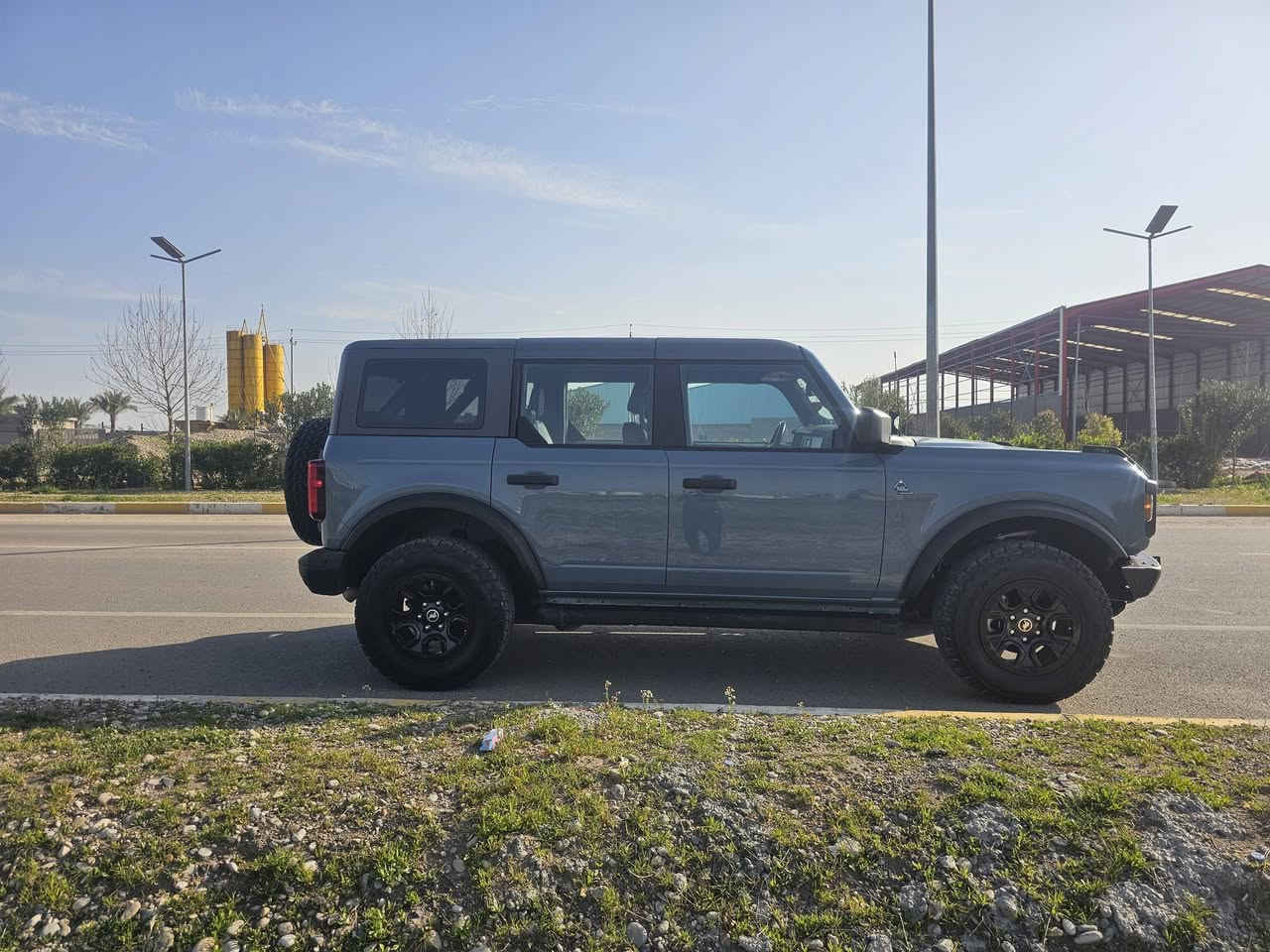 فورد برونكو 2.7 .... V6 مواصفات Black Diamond
سقف بلاستك مرغوب لون مميز 
مكان اربيل 
ماشي فقط 28 الف ميل فقط
الحادث خفيف تبديل جاملغ سائق فقط
للاستفسار ***********
***********
السعر جوه السوك 320 وبيه مجال
