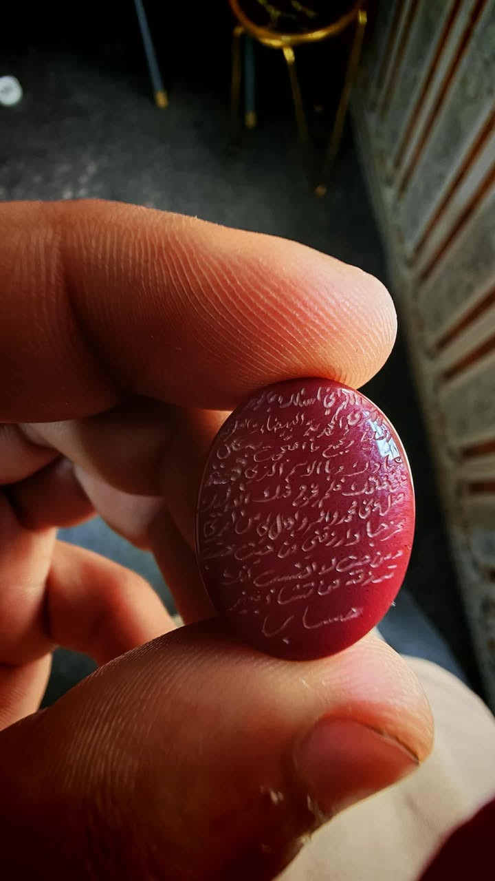 يا الله، اللهم صلِّ على محمد وآل محمد
من رحاب  مولاي موسى بن جعفر ومحمد الجواد (صلوات الله عليهم أجمعين)، وفي هذه الأجواء المباركة، أتشرف بأن أقدم لكم تحفة من العقيق اليماني الكبدي الأصيل.
ملاحظة: الخاتم مخصص لأصحاب الأذواق الرفيعة والمقتنين المتميزين.
📜 تفاصيل النقش والبركة:
الخاتم منحوت وفق ما جاء في حديث مولانا الرضا (عليه السلام) في وصف خاتم أبيه الحسن الكاظم (عليه السلام):
• الوجه: نقش (حسبي الله) مع وردة وهلال، بدقة وفن عاليين.
• الباطن (من الخلف): منقوش بدعاء الإمام الكاظم (عليه السلام) المشهور لطلب الفرج والرزق:
"اللَّهُمَّ إِنِّي أَسْأَلُكَ بِالْوَحْدَانِيَّةِ الْكُبْرَى، وَالْمُحَمَّدِيَّةِ الْبَيْضَاءِ، وَالْعَلَوِيَّةِ الْعُلْيَا، وَبِجَمِيعِ مَا احْتَجَجْتَ بِهِ عَلَى عِبَادِكَ، وَبِالاسْمِ الَّذِي حَجَبْتَهُ عَنْ خَلْقِكَ فَلَمْ يَخْرُجْ مِنْكَ إِلاَّ إِلَيْكَ، صَلِّ عَلَى مُحَمَّدٍ وَآلِهِ، وَاجْعَلْ لِي مِنْ أَمْرِي فَرَجاً وَمَخْرَجاً، وَارْزُقْنِي مِنْ حَيْثُ أَحْتَسِبُ وَمِنْ حَيْثُ لا أَحْتَسِبُ، إِنَّكَ تَرْزُقُ مَنْ تَشَاءُ بِغَيْرِ حِسَابٍ."
الصياغة الفنية:
صياغة يدوية فاخرة وجميلة جداً، تتزين برمزية قبب الجوادين (عليهما السلام)، مع صورة رمزية لمولانا الكاظم (عليه السلام) تضفي على الخاتم هيبة ووقاراً منقطع النظير.
قياس الخاتم 20-21
منقوش لليلة استشهاد مولانا الكاظم عليه السلام
للسعر التواصل مع الرقم وتساب او اتصال
***********
