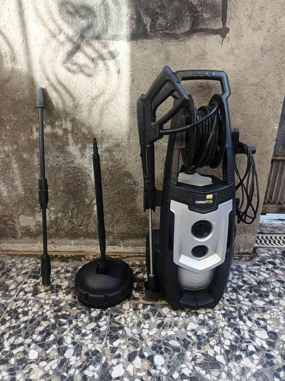 سلام عليكم فاره لبيع 
طراز Powerplus POWXG90420 هو عبارة عن غسالة ضغط عالي كهربائية (مضخة غسيل) مخصصة للاستخدامات الشاقة والتنظيف العميق للمساحات الخارجية.وفقاً للمواصفات الفنية الرسمية من الشركة المصنعة (Varo)، إليك أبرز مميزات هذا الجهاز الفنية والعملية:المواصفات الفنية الأساسيةالقدرة الكهربائية: محرك قوي بقدرة 2200 واط.أقصى ضغط: يصل إلى 170 بار لضمان إزالة الأوساخ المستعصية.معدل تدفق المياه: يضخ ما يصل إلى 450 لتر في الساعة.خزان المنظفات: مدمج بالجهاز بسعة كبيرة تبلغ 1100 مل لاستخدام الصابون.نطاق الحركة: مزود بخرطوم ضغط بطول 8 أمتار وكابل كهربائي بطول 5 أمتار لمنحك حرية حركة واسعة.
سعر 100الف استفسار ***********
