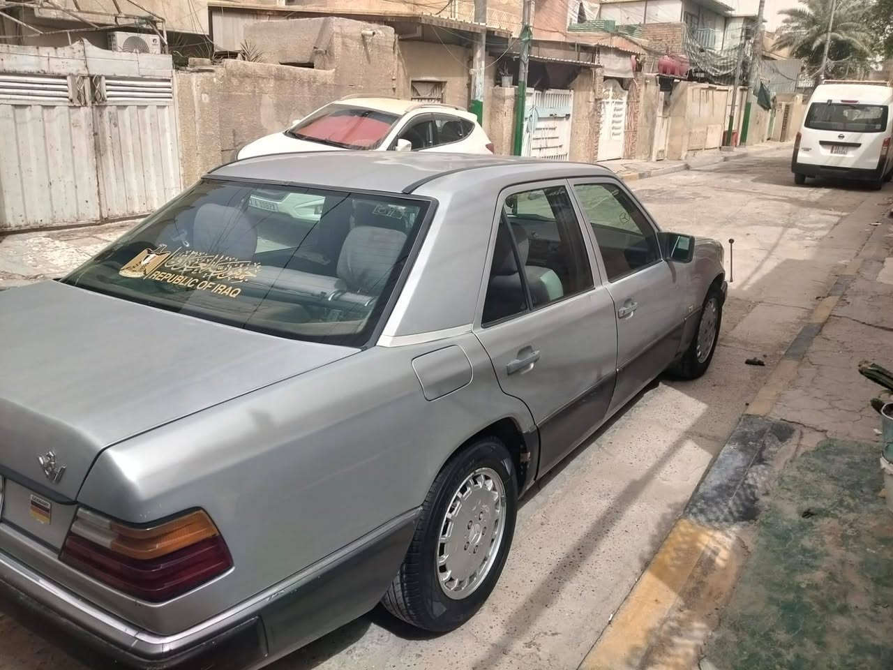 السلام عليكم مارسدس دب 300E للبيع سياره بسمي مشروع وطني رقم بغداد مكفول كير ومكينه وشواصي تبريد شغال كهربائية خير من الله امبدل جاملغ فقط صفحة اليسره مال سايق وسياره جارده لونها البلاد 
عنواني بغداد مدينة الصدر 
سعر 65 بيها مجال قليل 
***********
