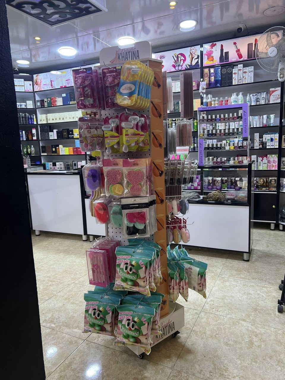 كوزمتك متكامل من مواد وديكور حديث للبيع الموقع بهرز باب الخان خلف جامع ملا روزي
للاستفسار ***********
***********

***********
