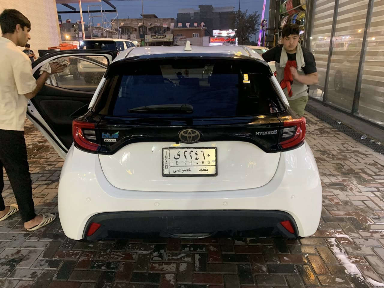 السلام عليكم تويوتا يارس هايبرد مديل ٢٠٢١ ماشيه ٢١ ألف كيلو جديده السياره   ب١٢٠ ورقه مكاني بغداد ***********
