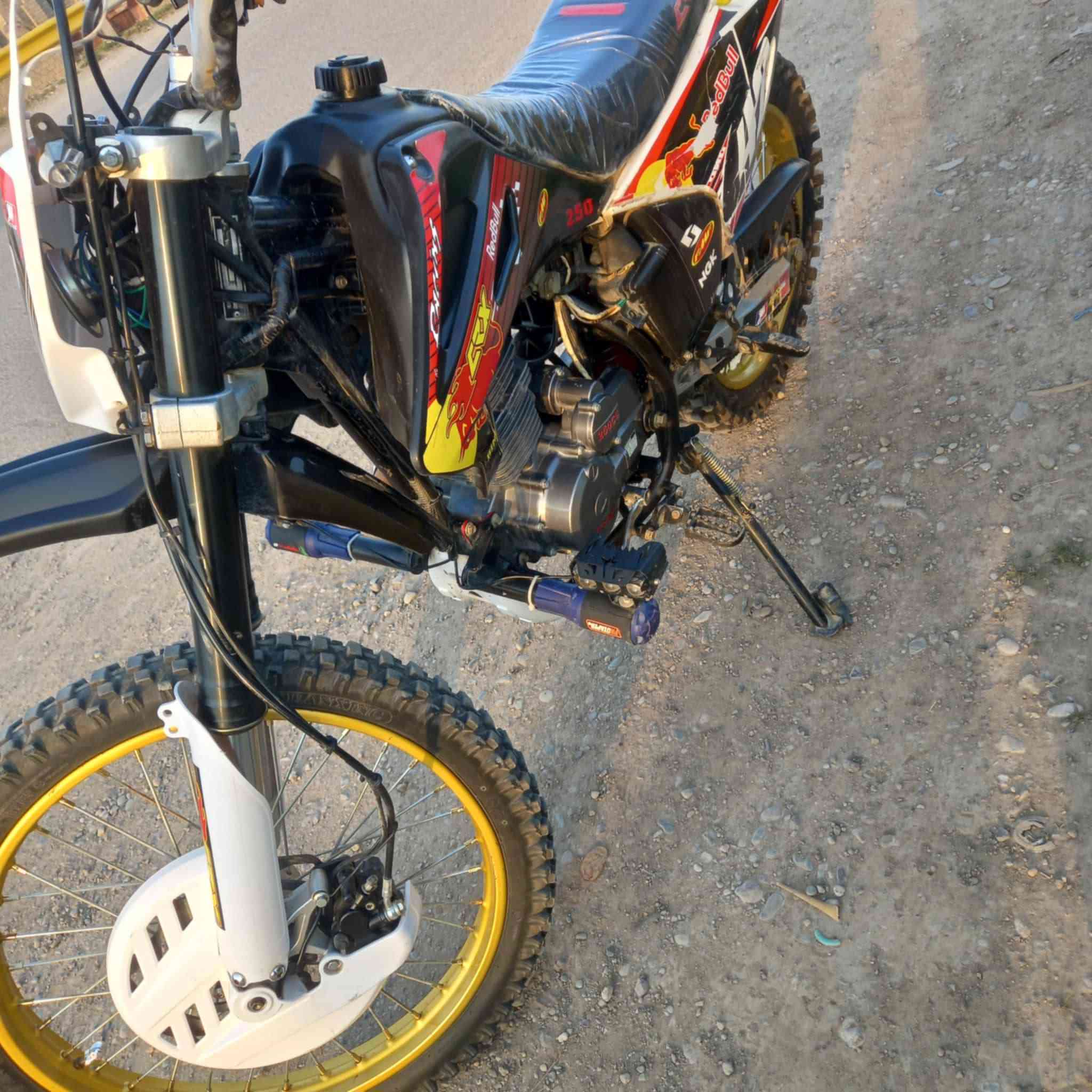 سلامو عليكم ماطور للبيع قفاز سير اكس موديل 2025 محرك 250 شرط مامفتوح جديد كلشي شغال  تحريك نار 🔥 السعر 950 وبي مجال اتصل وتدلل ***********
