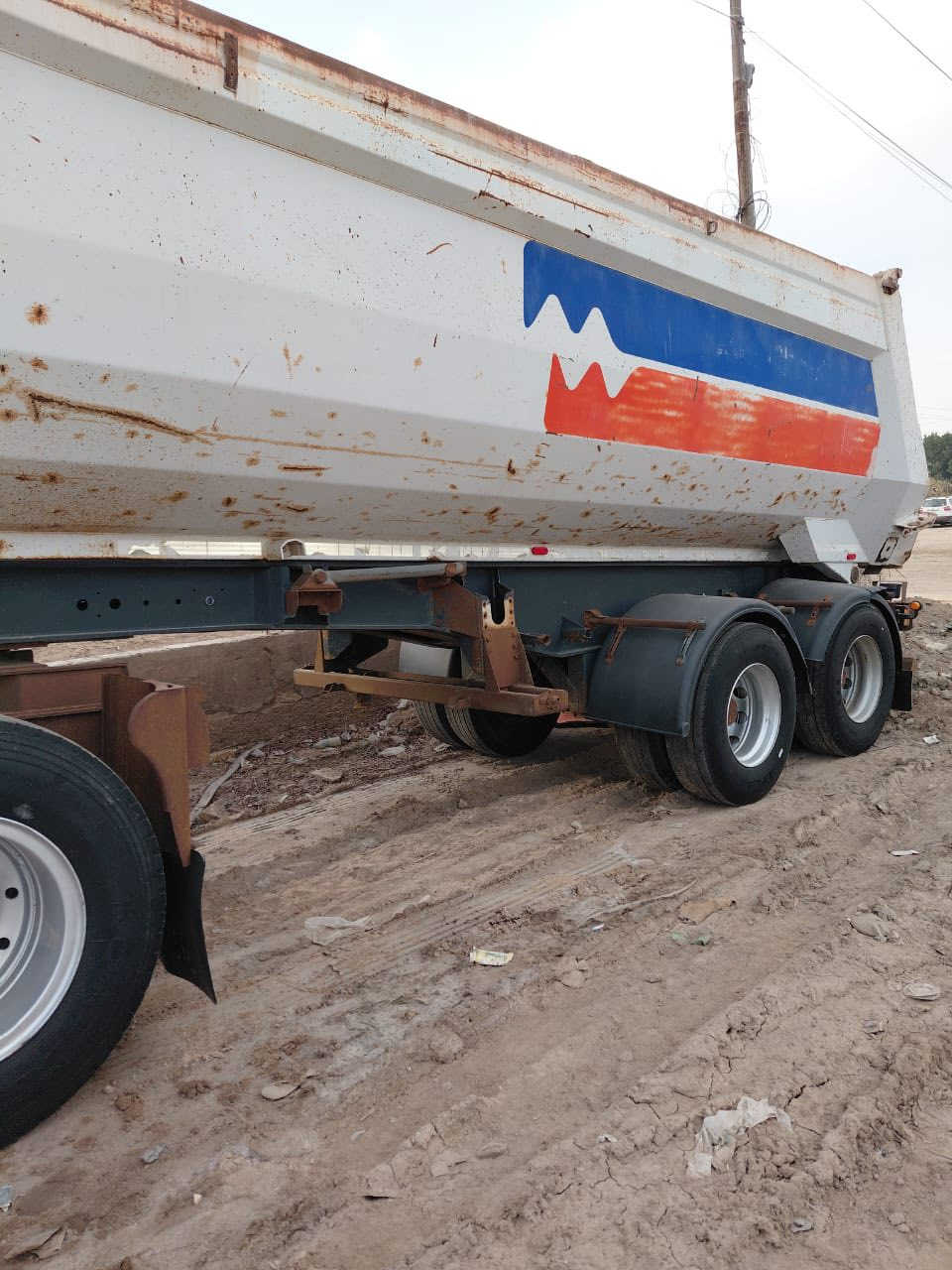 لبيع مقطوره ايطالي مكفوله كفاله عامه ذرعه28طول سبعه ونص  تريده تريله رجليه وبيمه موجودسبرنك امامي جوبلس خلفي***********
