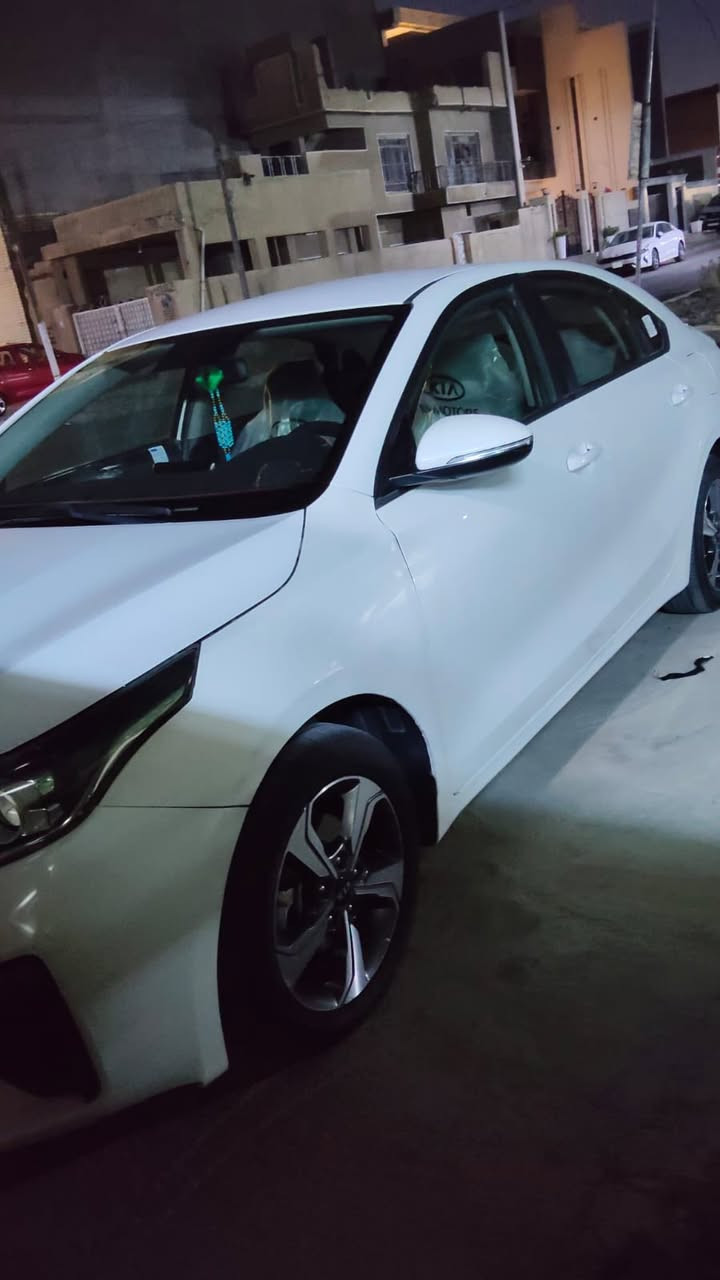 سلام عليكم اخوان للبيع كيا سيراتو ٢٠١٩ اللون ابيض رقم بغداد باسمي تفاصيل السياره لد امامي وخلفي قطعتين تبريدمري شفط خمسه ويل كب شاشه وكامره كبيره وشاشه عرض وحساس خلفي تخم تاير بيهه جديد صدر امامي وخلفي جديد تبريد ثلج ومعروف تبريد سيراتو سياره مال بيت وجديده للامانه 

ملاحضه سياره هيه واكفه رجعت عليهه سياره ونطخ الجاملغ الامامي وشويه من الباب نصبغ بدون اي شي فقط 
تجي تفحص وشوف السياره جهازه من الاخير 

السعر ١٤٣ ورقه  $ وبيهه مجال للشراي تعجبك تشلع عيني متعجبك اعبر المنشور بالصلاه على محمد وال محمد 

مكانها بغداد شارع فلسطين رقم تلفون ‭٠٧٧٥ ٢٢٧ ٨١٩٥‬
