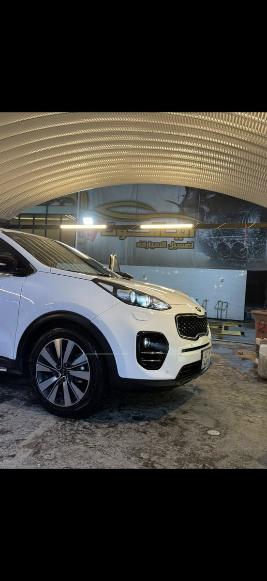 السلام عليكم كيا سبورتج 2019 سياره كفاله عامه ضمان الدوليه فول مواصفات 
بصمه تشغيل 
ترحيب 
سايد بريك دكمه 
وضع نزول المنحدرات 
اتو هولد 
كامره خلفيه 
بك لايت ليد 
داخل حمصي كشنات جلد 
بصمه ابواب 
شاشه تبريد ابيانو مناخين منفصل 
لايت زنون بل كامل 
كشنات ثنين كهرباء 
حساس امامي خلفي 
سياره على وضع الزيرو تراي زيرو على ايدي من الزيرو 
ماشيه 20 الف كماليات كامل شاده وداخل دوشمه كله سبير مانزال بصمات ثنين وكتلوكات الشركه والعده مالته كله بل جيس بعدهن بيه فقط شخط بل جاملخ الخلفي على كد اصبع فقط غير هاذه سياره كفاله عامه شاده دوسات الجماليه اصليات شاده تخم تاير وباتري جديد سعره 220 وبيه مجال رقم بغداد انكليزي الجديد مكاني بغداد الكرخ/ حي الجهاد الضباط ***********
