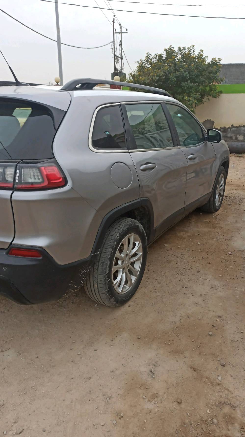 للبيع جيب شيروكي موديل 19مكينه 2400 اربعه سلندر ..بيه تصليح قماره+جاملغ امامي +بنيد ..السياره جاهزه وخير من الله تبريد جاهز المكان ديوانيه السنيه 