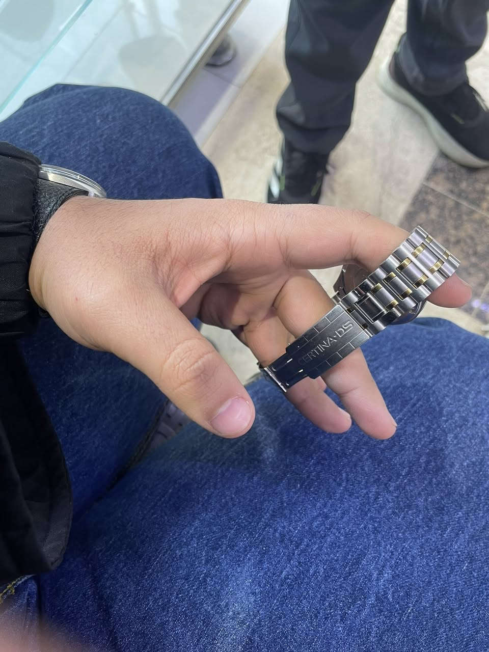 السلام عليكم
ساعه سيرتينا اوتماتيك لونين مستعمل نضيف جداً مع العلبه الاصليه السعر 250 دولار تسليم بغداد فقط للاستفسار ***********
