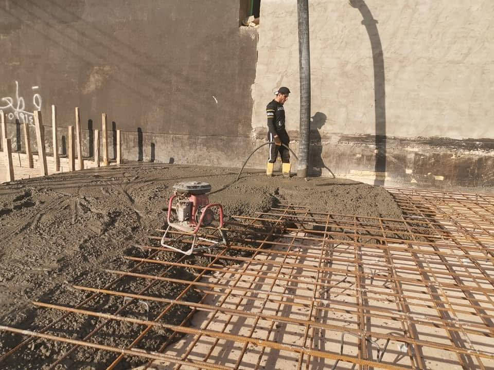 المشرق للتطوير العقاري 🏗️

بناء الدور السكنية و الابنية التجارية 
مواصفات العمل
-حفر الارض 40 سم .
-فرش طبقة من السبيس ويحدل بحادلة 20 طن .
-رش مادة الكلوردين فايروسي المضادة للارضة والحشرات.
-فرش نايلون زراعي بعد الحدل .
-عمل منظومة مجاري متكاملة حسب المخطط بأنابيب (4 انج) امل الشريف او سمارت .
-تسليح الاساس مع جسور حسب المخططات الانشائية .
-صب الأساس  الرفت بارتفاع (40 سم) صب مركزي C35 .
-ارتفاع الطابق الارضي 3.2 متر صافي و الطابق الثاني 3 متر صافي .
-البناء وتقطيع البيت بواسطة الطابوق الجمهوري الاصفر  حسب المخططات الانشائية .
-صب السقف بارتفاع (20 سم) مع عمل رباط فوق الاضلع 20 سم لكل الطوابق.
-تقطيع الطابق الثاني بالطابوق الجمهوري (9 انج).
-صب الطابق الثاني بنفس مواصفات الطابق الأرضي مع التقطيع حسب المخطط.
-ارتفاع الستارة (120 سم) مع ارتفاع السياج (180 سم). 
الاسعار والمواصفات ل مساحة 100 م واكثر 
شرط العمل يكون طابقين او اكثر..

الموقع: بغداد – الاعضمية – سبع ابكار  -  قرب مطعم هم هم📍🏗️
 
الاستفسار على الارقام الاتية:
‭0771 547 7998‬
‭0776 158 9666‬
