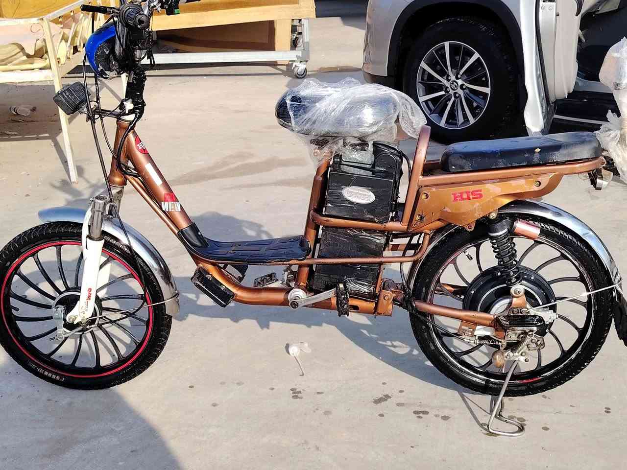 سلام عليكم بايسكل شحن للبيع بطاريات جدد مشدودات تواير جدد جوابه جدد البايسكل نضيف  العين شاحنه اصليه ويا بسعر مناسب ويرهم قساط ***********
***********
