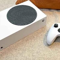Xbox Series S • مستعمل نظيف • مع العلبة والجويستك