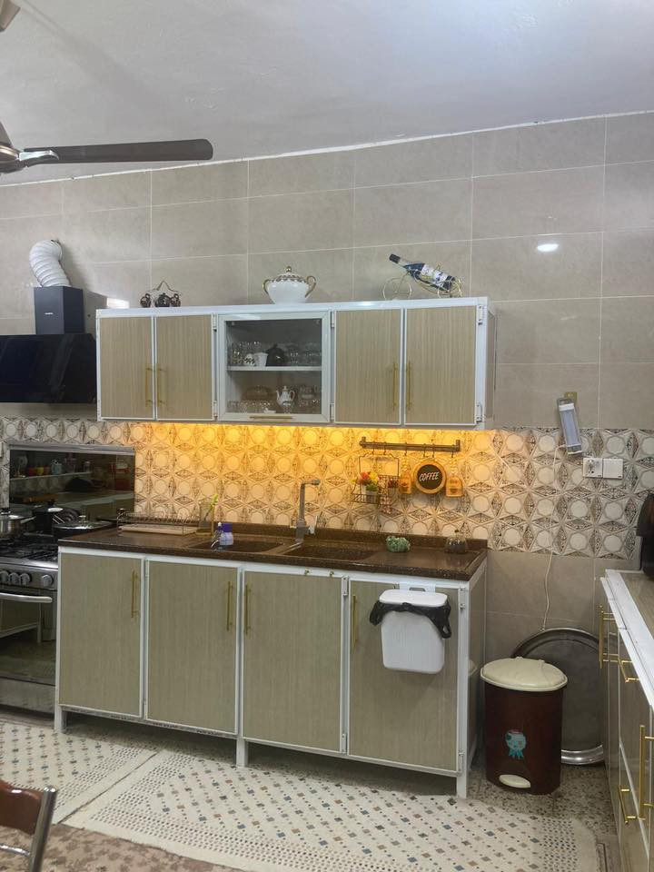 بيت للبيع بالزهراء ٢٠٠م يبعد عن شارع الزهراء الرئيسي ١٠٠م يتكون من طابقين الأول صاله وهول وغرفه نوم ومطبخ 
الطابق الثاني ٣ غرف نوم وحمام ومخزن 
للاستفسار ***********
