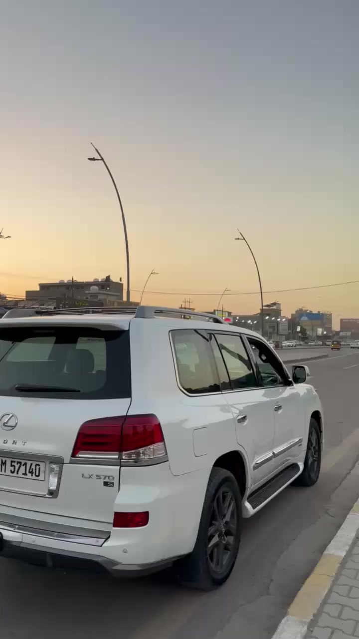 الكزس الموديل (2015) 5700 Lexus بريم اصلية
مكفولة   رقم بغداد الدولي 
المواصفات فول 1/1  جكااااات 
*بصمة + بصمة ابواب 
*سلايد روف 
*جكااااات
*صندوق كهرباء 
*كامرات عدد 5 
*كشنات امامية كهرباء 
*داخل قرميدي 
*كشنات الخلفية كهرباء 
*كراسي خزن ميموري 
*شاشات عدد 3 
*استيرن كهرباء  + تحكات جهتين
*فور يل  4*4
*كشنات تدفئة تبريد
*رادارات امامية وخلفية وجوانب
*حساسات امامية وخلفية 
*ثلاجة + ثلاث انظمة القيادة
*نقطه عمياء +مري شفط
*تشغيل عن بعد +طفاية
*زينون +تدفئة استيرن 
ماشيه 66 حقيقي شرط الفحص
سياره جديده مكفوله كفاله عامه
السعر   480 وبيها مجال
الاتصال على رقم  ***********
مكان السيارة بغداد
