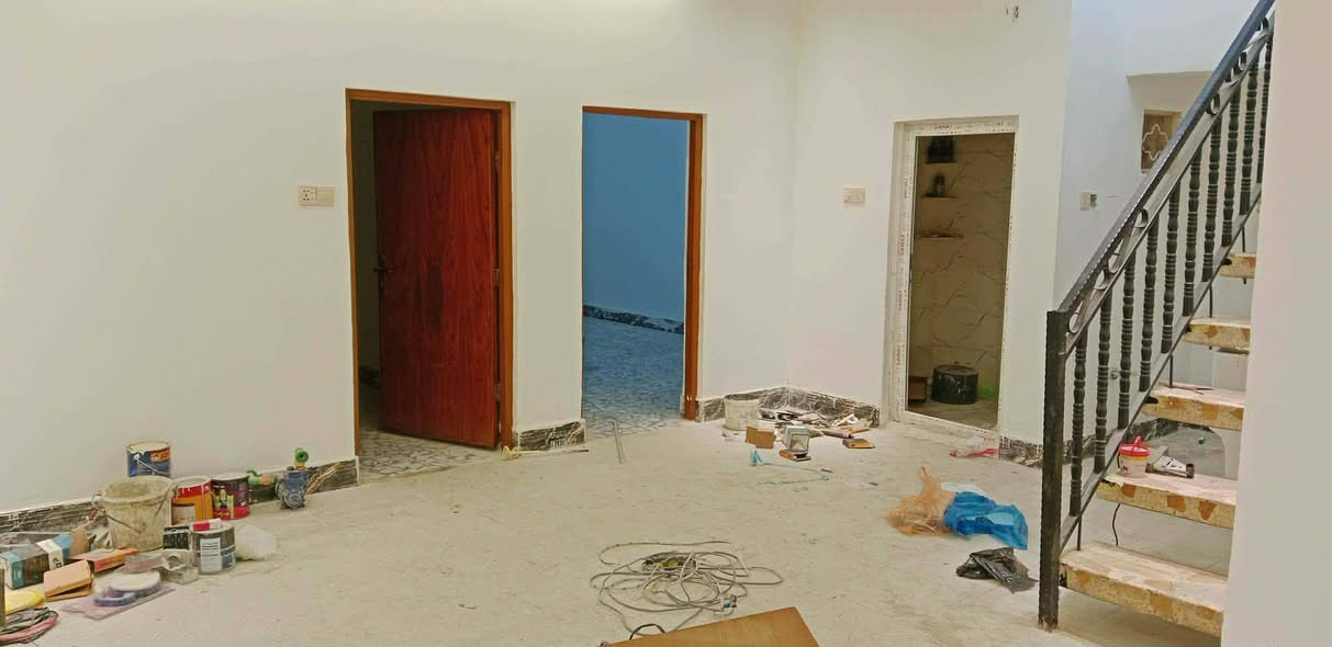 سلام عليكم عندي بيت للبيع 150 متر واجهة 7ونص ونزاله 20 بي غرفتين وصاله كبيره واستقبال 6x4 والغرف وحده 5x4والثانيه 4x4 والثالثه بطابق الثاني 4x5 عكاده شيلمان أعلى من الشارع مكانه حي ميسان قطاع 22 شارع البوريات خلف مول ميسان السعر 170 وبي مجال قليل مطلوب  للمصرف 20 مليون
واتساب ***********
