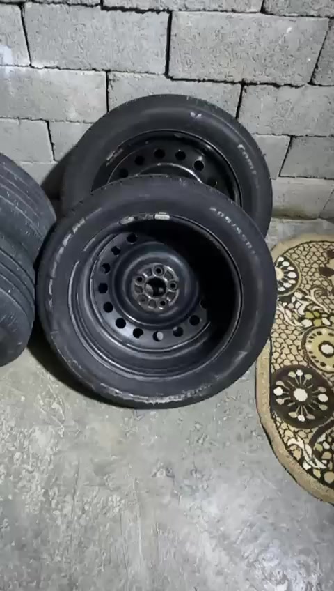 السلام عليكم تخم تاير وويل حجم ١٦ تايرات جدد صار شهر من شادهن وزوج دبلات امامي مال كورلا ١٩ كاملات السعر ٣٥٠ وبيهن مجال 
***********
