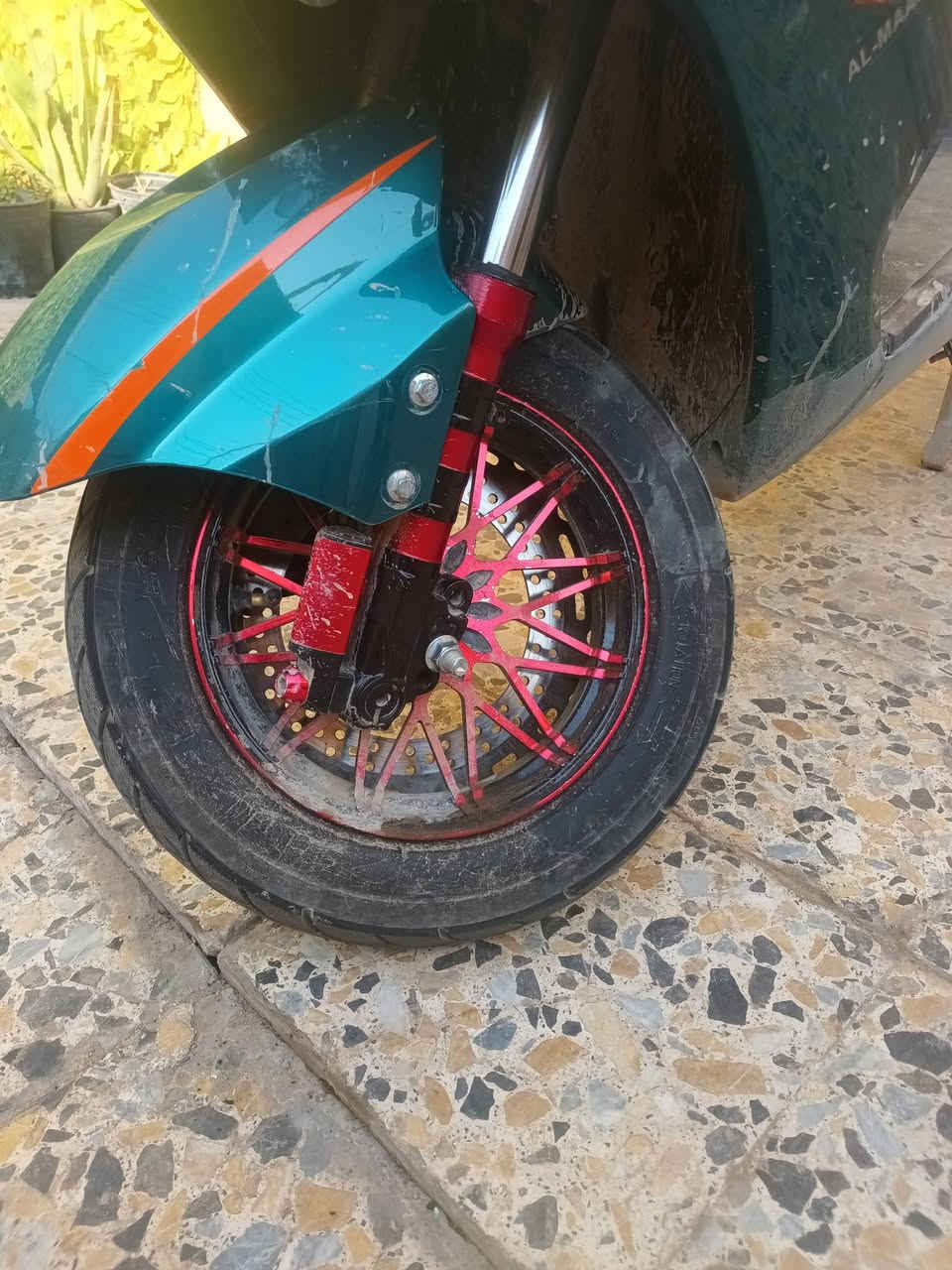 سلام عليكم سكنس جبلي للبيع بيها نقص باتريات ويل مكسور الأمامي  العنوان الغزاليه شارع ضغط ***********
