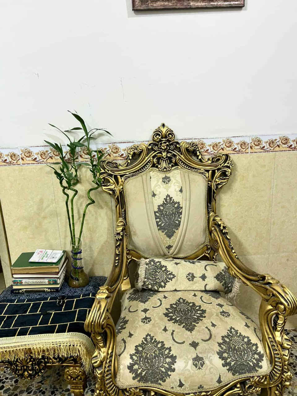 تخم قنفات ملكي مع الطبلات ٧٠٠
الطبلات وحده جبيره وثنين صغار
كاونتر مع سنك نظيف جدا    ٢٥٠
الكاونتر مترين وربع
والسنك متر ونص
العنوان  الفلوجه ابو النسوره ،الرقم ***********
من طرف ام سفانه لتنسون
