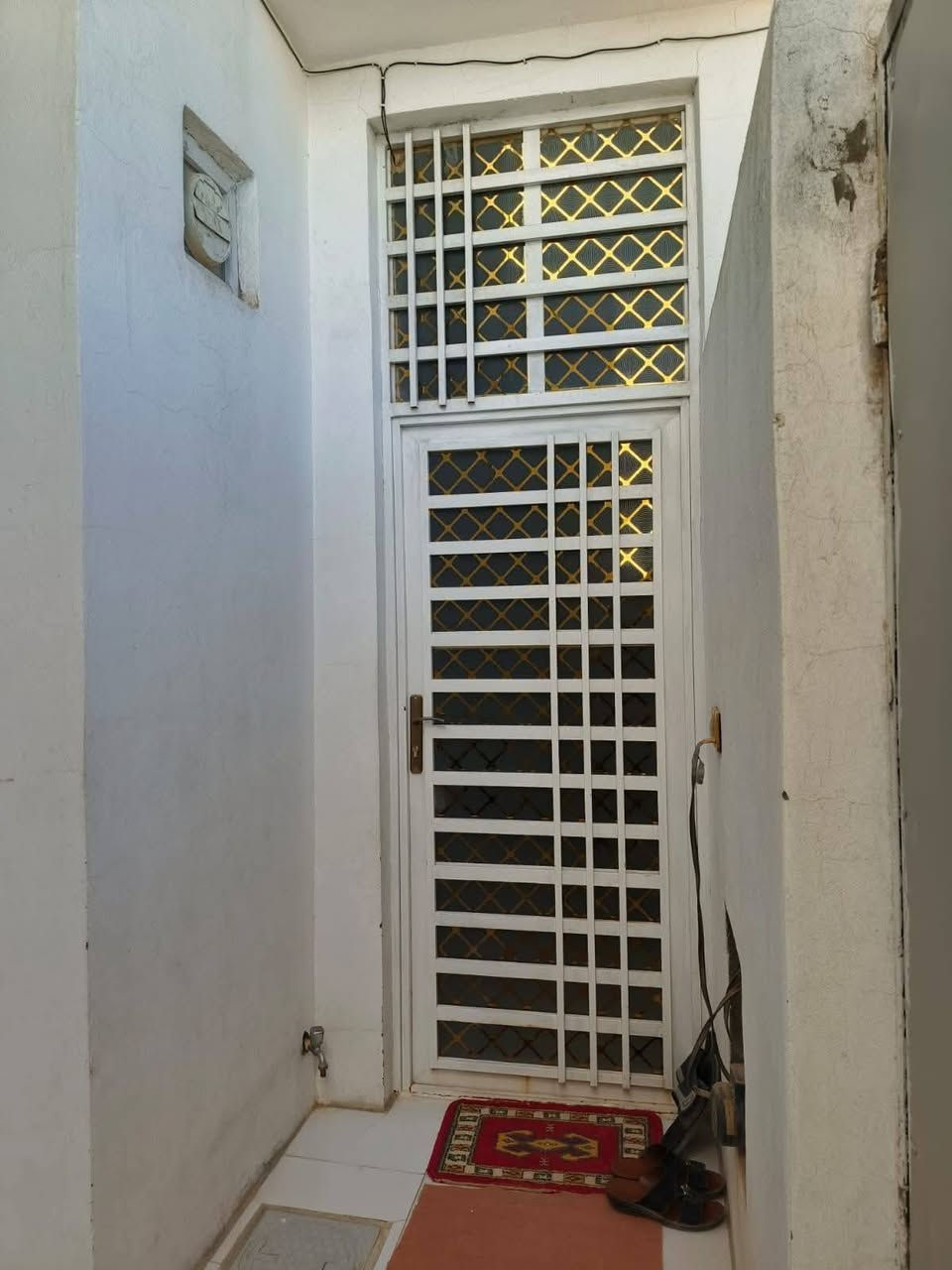 بيت للبيع المساحة ١٠٠ متر مربع طابقين
الطابق الأول غرفه وصاله واستقبال ومطبخ وحمام داخلي وخارجي بناء طابوق جمهوري اساس وسكف صب كونكريت مسلح بناء جناي الطابق الثاني ثرمستون يحتوي غرفتين وصاله وحمام وسطح

خلف سكله الكرعاوي زراعي ميسان  شارع الزوار

للاستفسار ***********
سعره ٦٣ بي مجال
