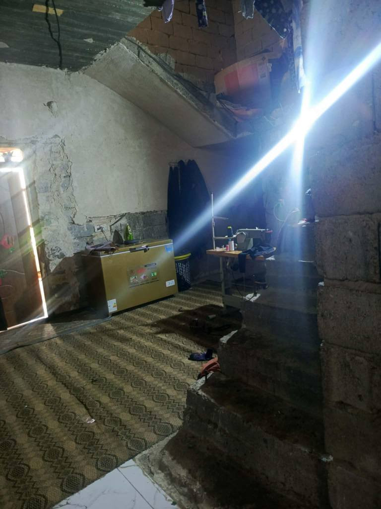 السلام عليكم ورحمة الله وبركاتة
بيت للبيع في حي ذويب الثالث اول فرع تبليط للباب‏
مساحة البيت 250م
يحتوي على غرفتين 4×5 وصالة 8×4 ومضيف7×4 ومطبخ4×4
البيت بي نقص بسيط كلش
 بناء البيت حديث 
بعض من صور البيت
للاستفسار اكثر ‏‪***********‬‏
***********
