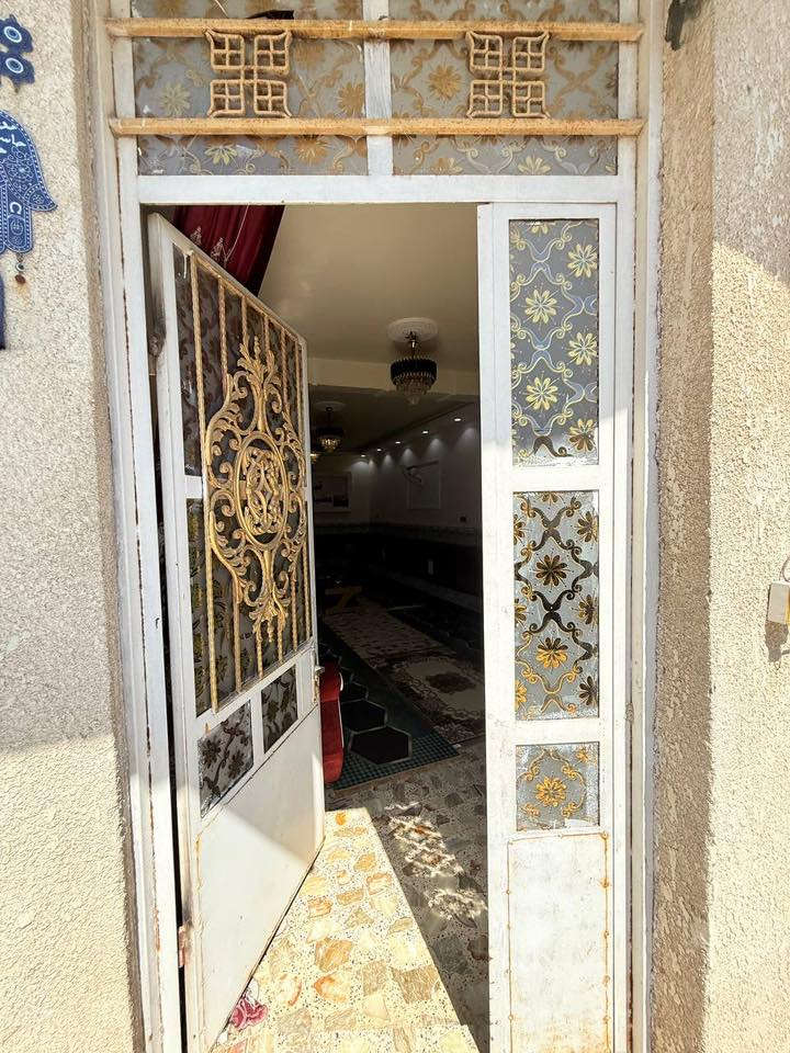 السلام عليكم دار للبيع منطقه الحميديه قرب الطاقه مساحه الدار 300متر بناء طابوق يحتوي على 3غرف نوم و استقبال مضيف 10متر للاستفسار ((*********** أبو محمد ))
