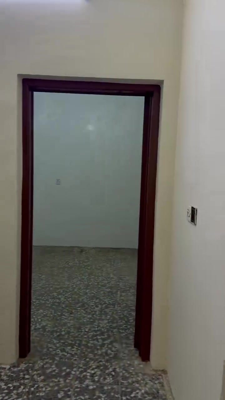 سلام عليكم مشتمل للبيع مساحه 74 م  يحتوي عله مدخلين الطابق الاول يحتوي صاله +حولي + مطبخ +منوار 
الطابق الثاني يحتوي على غرفتين نوم + خدمات 
الطابق الثالث يحتوي عله غرفه نوم وحده + سطح 
بناء كلاسيكي  موقع بغداد الدوره شارع 60 
تفاصيل اتصال  عل ارقام هاتف 
***********
***********
