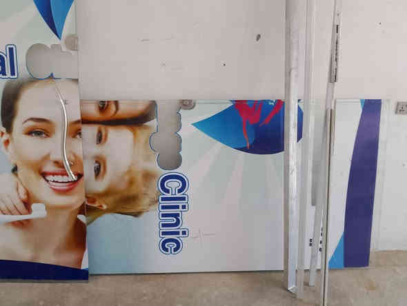 السلام عليكم جام خانه مال محل 10ملم جهازة للشد مع كافة  الملحقات من سكك وجك ويده باب أي عيب مابها. //القياسات عرض 3متر   ارتفاع 3 م جديد مامستخدم ***********%%
