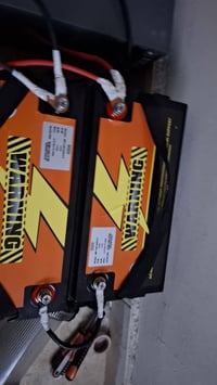 بطارية ليثيوم • ١٠٠أ ١٢ف • ضمان ٥ سنوات