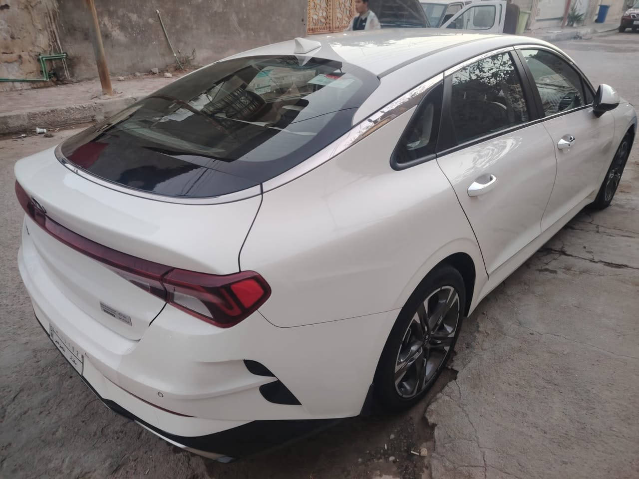 سلام عليكم K5 خليجي رقم بغداد مكفوله من كلشي ستقطاع مباشر سنه ونص وصيرحره ماشيه 79 الف الشياره جديده على وضع الشركة  تخم تاير توه شاده 182  ***********
