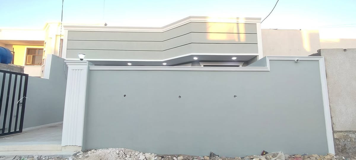 سلام عليكم دار للبيع حي الحكيم نزلة علاء قريب نزله رئيسيه بناء حديث مساحه 200 متر طابوق يتكون من غرفتين نوم مطبخ صاله استقبال قرب الكورنيش طابو زراعي سنه 25 السعر المطلوب 92 وبيها مجال للشراي للاستفسار مراجعه مكتب دلاليه حسن البيضاني ***********
