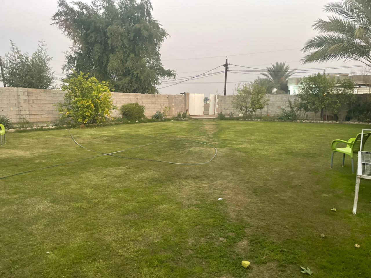 ارض زراعية مع منزلين بناء حديث للبيع 
مساحة الأرض ٤ دونم 
مساحة البيت الاول ٢٨٠ متر يحتوى على ٤ غرف ومضيف كبير واستقبال ومطبخ وخدمات كاملة بناء حديث مع حديقة خارجية فواكه وحمضيات واجود انواع النخيل بمساحة٥٠٠ متر وكراج سيارات 
والبيت الثاني ١٩٠ متر يحتوي على ٢ غرف كبار ومضيف كبير وصالة ومطبخ وخدمات وحديقة خلفية تحتوي على أشجار وحمضيات 
البيوت بناء حديث ومسيجة بالكامل 
خدمات كاملة تبيلط +ماء رئيسي +كهرباء محولة قريبة كلش
بالإضافة إلى ماء نهر ونهاية الأرض مطله على بزل رئيسي 
ارض خصبة وصالحة للزراعة  
📍الموقع : اليوسفية قرية بئر الحمام/ الشارع الثالث 

للاستفسار الاتصال بالرقم ***********
او الاستفسار على الواتساب ***********
