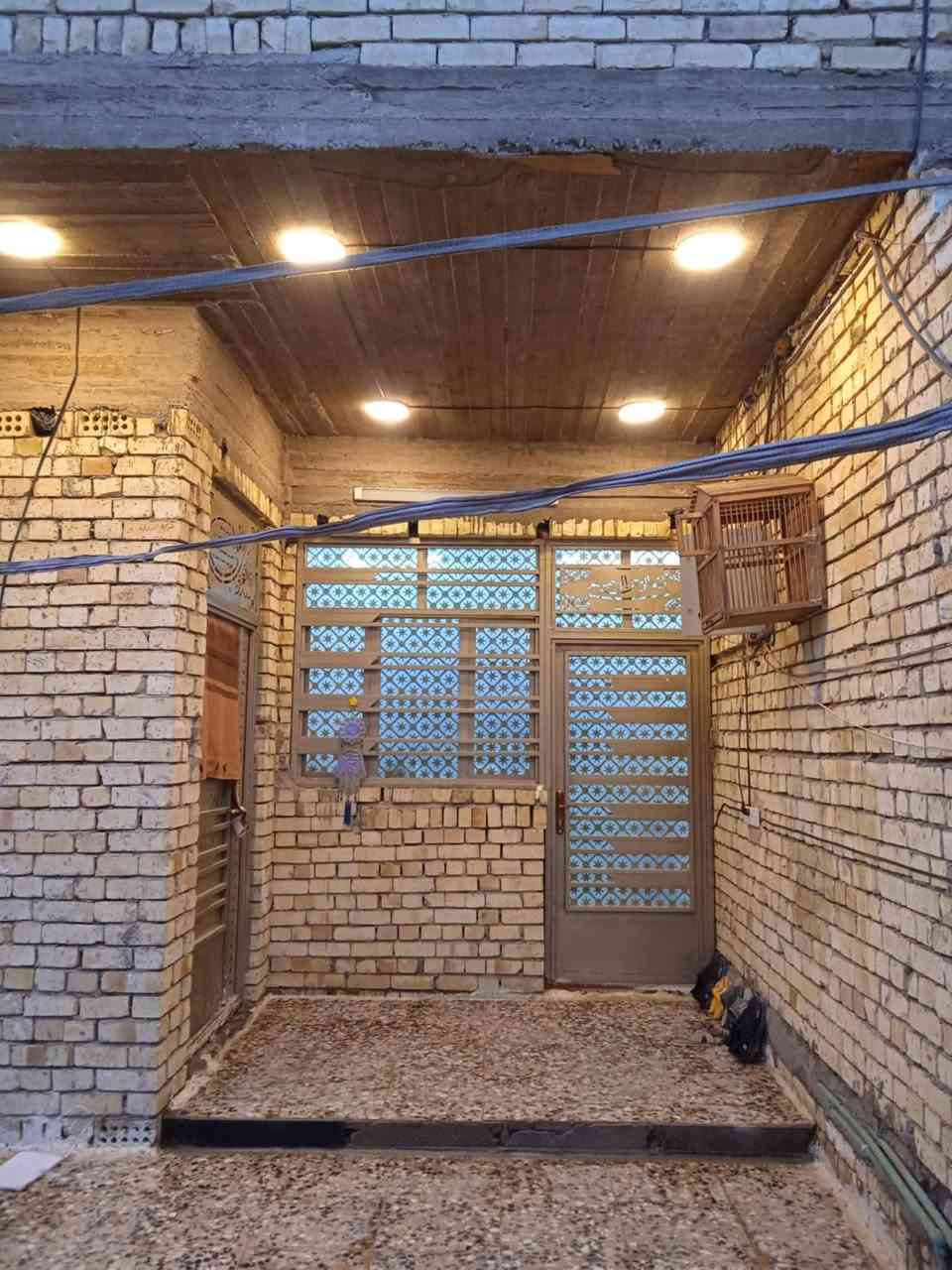 الدار للبيع المساحه ١٥٠ متر الطابق الارضي يتكون من استقبال ومطبخ وغرفه وحولي وكراج  وصحيات ولطابق الثاني يتكون من غرفتين وحولي بيت حديث تاريخ البناء 2025 عرض الشارع ٨ وبيوت كدامك ماكو السعر ١٤٥ 
للاستفسار الاتصال على هاذا الرقم ***********
